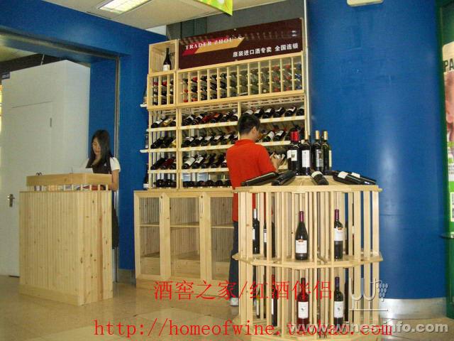 鹏翔实木红酒架加工厂,专业于实木红酒架,葡萄酒架,展示架,酒窖工程,酒吧别墅会所房,红酒专卖店的设计、制作、安装、维修保养,是集设计,工厂生产,现场安装于一体的全方面服务公司。我们专注于葡萄酒的商业性陈列工程和收藏解決方案,为客户提供量身订做的产品和服务, 小到家庭贮存小酒架,大到成百上千平方建筑面积的红酒大卖所,我们都能提供优秀的方案。我们自设工厂,生产工人都为经验丰富的木工师傅 ,对质量严格把关,对产品细节尤其关注.