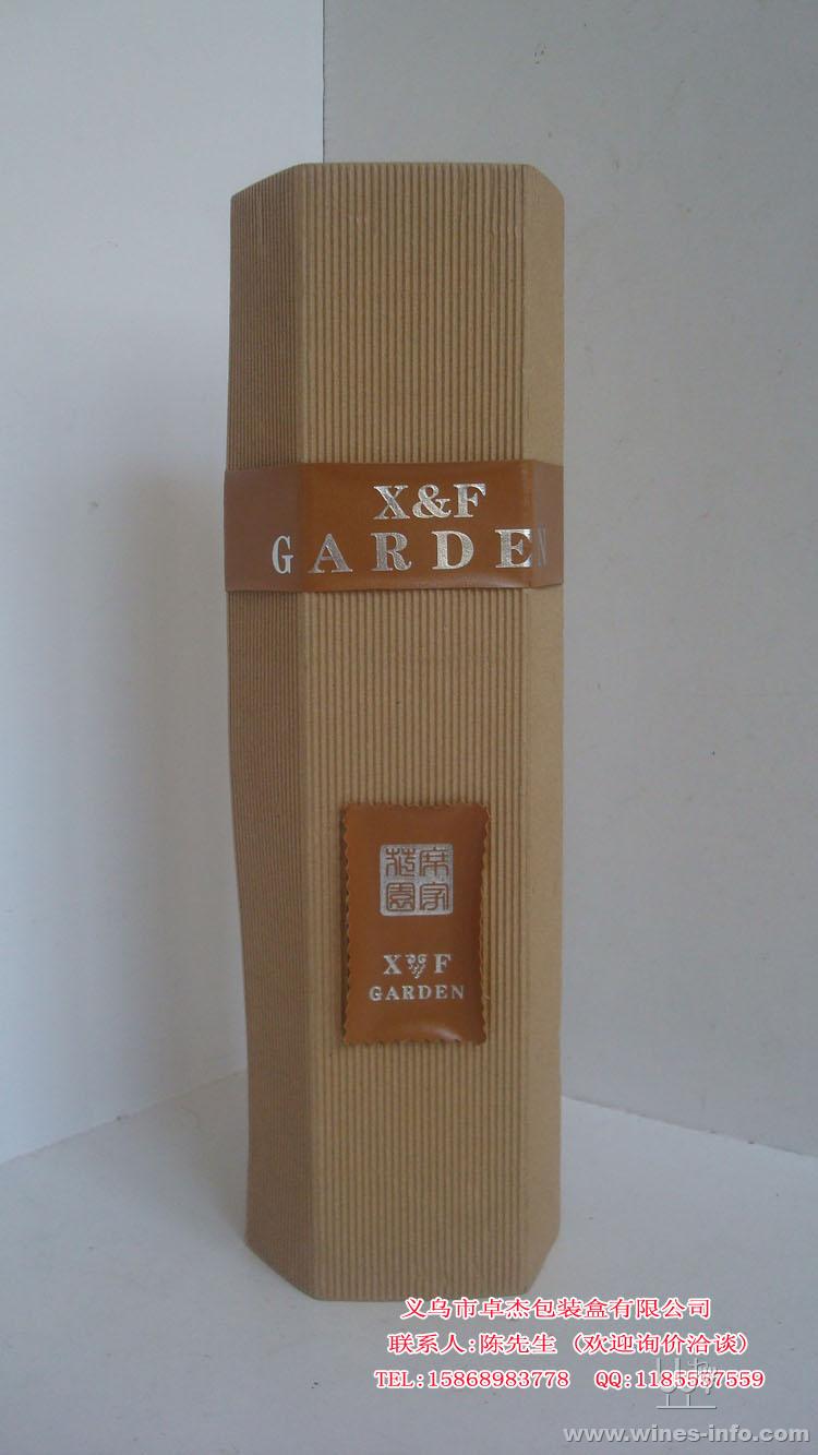 义乌市卓杰包装盒有限公司(简称“义乌卓杰包装”),于2010年成立,位于世界闻名的长三角繁荣商都—浙江省义乌市。前身是义乌金府饰品有限公司(“金府包装”),在包装行业已有十余年历史,公司拥有自营进出口权,有厂房面积9000多平米,员工100多名。 我们是一家专业研发、生产、销售于一体的工贸型综合企业,是包装行业的领军者,拥有进出口权。专业生产各种皮质、纸质红酒包装盒,包括毛胚盒加工。有着10多年的包装行业生产、销售经验,配置齐全的生产机械设备和精