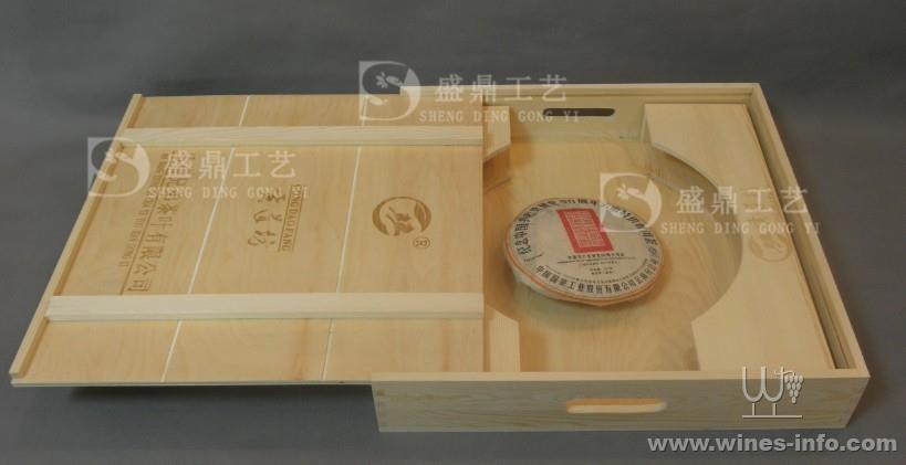 QQ:826285001 手机:18366043999 名称:个性普洱茶木盒 材质:松木 尺寸:根据客户要求定做 邦厚10mm 实木,高档耐用,不易断裂 内置卡口,美观大方,实用 木质制作,盒子高档有质感哦! 适用场合:日常送礼 商务礼品 节日馈赠。 批量订购详情咨询客服!批量订货一般物流发货,运费到付,需要客户自提! 我们厂的宗旨是“质量和服务是企业生存之本”,我们本着“诚信第一”“专业专注”、“服务一流”、
