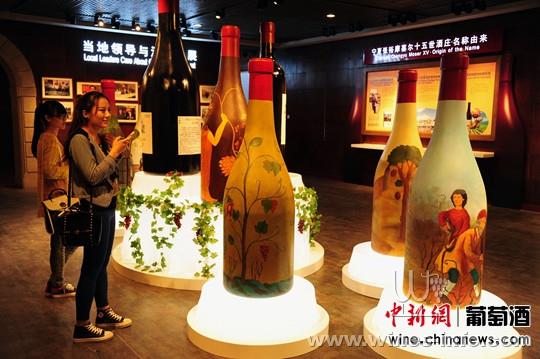 由寧夏旅游協會和寧夏有禮文化旅游產業有限公司主辦的“寧夏旅游沙龍”,近日在張裕摩塞爾十五世酒莊舉行,主題為“絲路驛站,回鄉有禮”。來自寧夏20多家旅游景區的50余位行業代表出席會議,大家就“一路一帶”戰略給寧夏旅游業帶來的新機遇展開探討,并就旅游安全和旅游禮品等專題進行了交流。